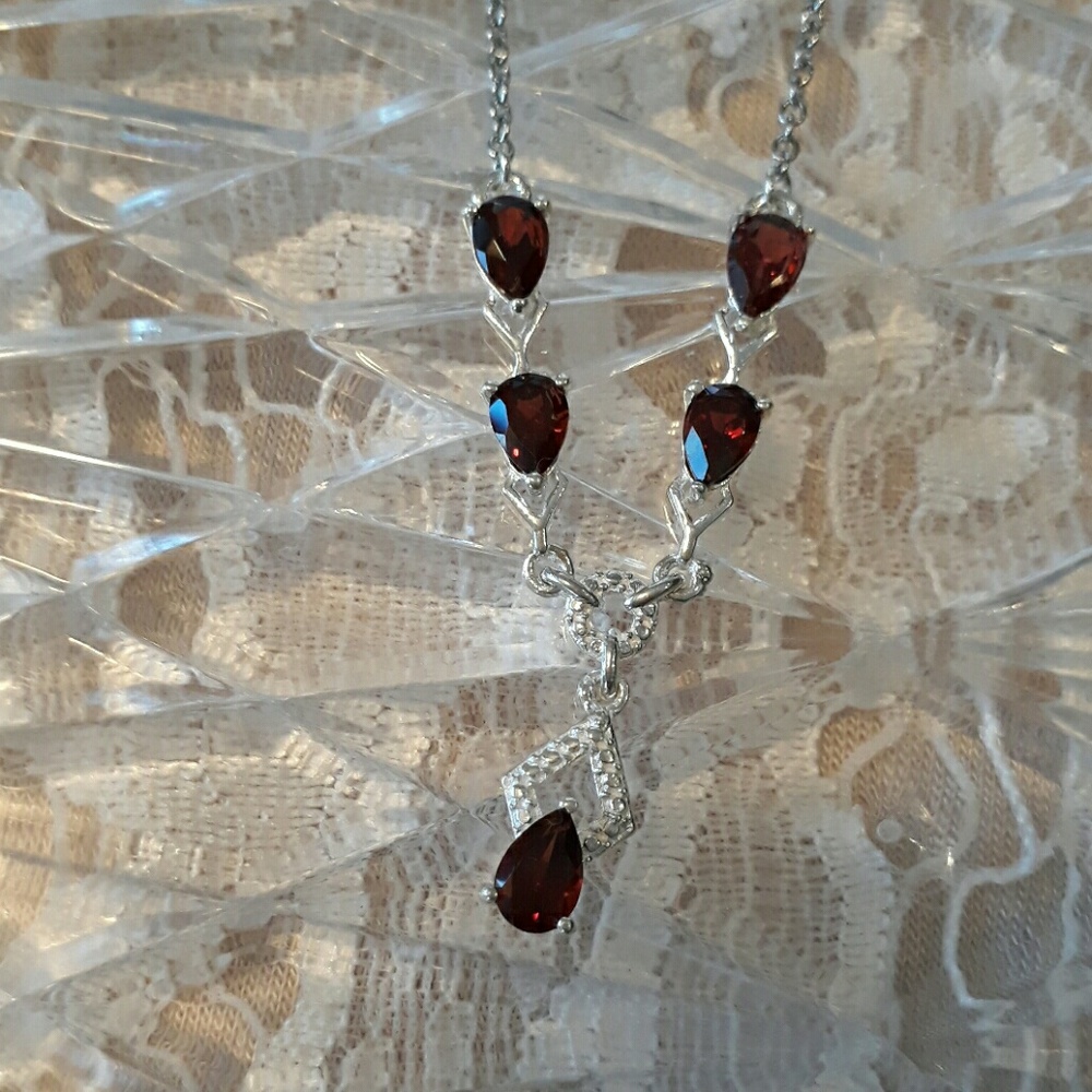 LADY'S MOZAMBIQUE GARNET NECKLACE